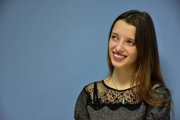 Portrait Une Fille Sur Fond Blanc — Photo