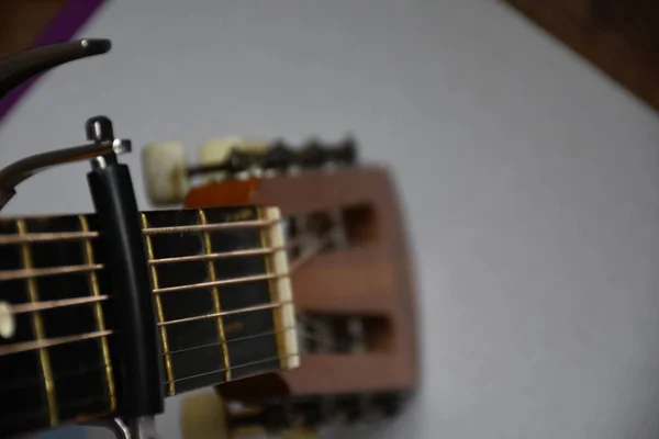 Gitarın Arka Planında Bir Mum — Stok fotoğraf