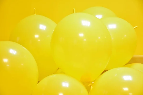 Bolas Infláveis Amarelas Fundo Amarelo — Fotografia de Stock