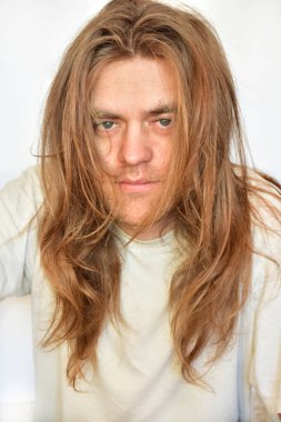 beyaz bir arka plan üzerinde gözlüklü bir adam portresi