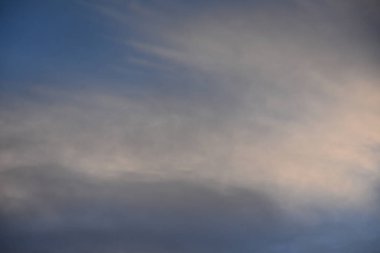 Mavi gökyüzü ve beyaz bulutlar