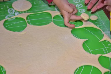 Çiğ hamur ve eller masaya.