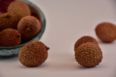 Siyah arka planda bir liçi,