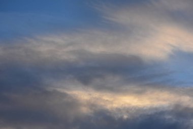 Mavi gökyüzü ve beyaz bulutlar