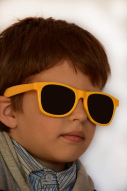 Beyaz arka planda bir çocuğun portresi