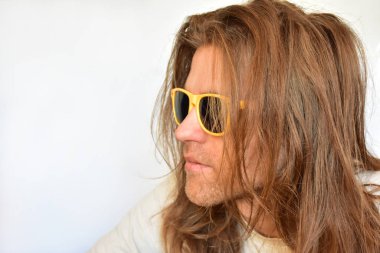 beyaz bir arka plan üzerinde gözlüklü bir adam portresi