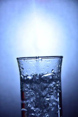 Bardaktaki su damlaları