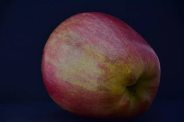Manzana Roja Deliciosa Sobre Fondo Negro — Foto de Stock