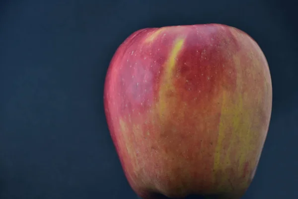 Червоне Смачне Яблуко Чорному Тлі — стокове фото