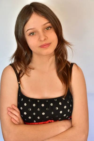 Retrato Uma Menina Contra Fundo Branco — Fotografia de Stock