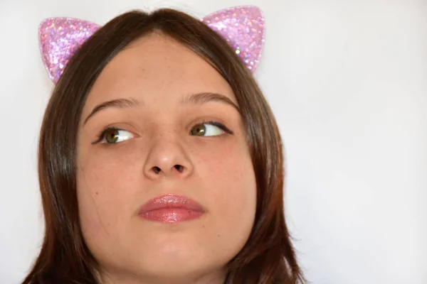 Retrato Uma Menina Contra Fundo Branco — Fotografia de Stock