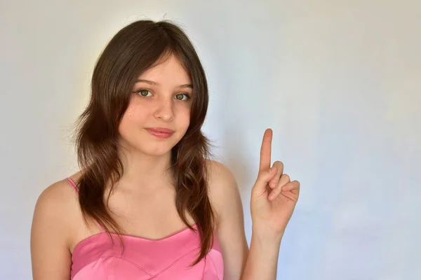 Uma Menina Vestido Rosa Mostra Gesto Fundo Branco — Fotografia de Stock