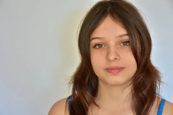 Uma Menina Vestido Rosa Mostra Gesto Fundo Branco — Fotografia de Stock