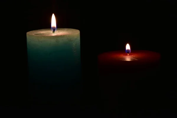 Kerze Und Feuerzeug Auf Schwarzem Hintergrund — Stockfoto