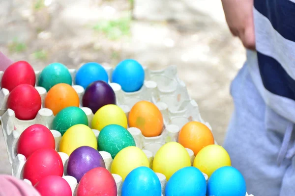 Måla Ägg Till Påsk Utomhus — Stockfoto