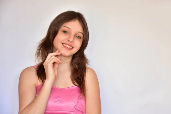 Uma Menina Vestido Rosa Mostra Gesto Fundo Branco — Fotografia de Stock