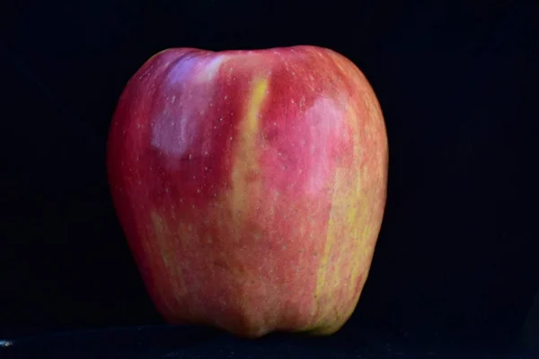 Червоне Смачне Яблуко Чорному Тлі — стокове фото