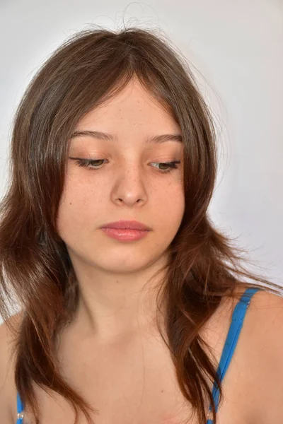 Retrato Una Chica Sobre Fondo Blanco —  Fotos de Stock