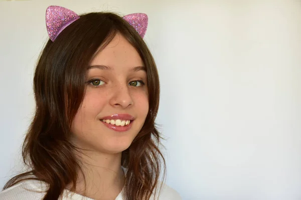 Retrato Uma Menina Contra Fundo Branco — Fotografia de Stock