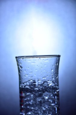 Bardaktaki su damlaları