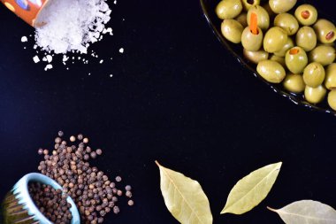 Ahşap zemin üzerinde tuz biberi baharatları