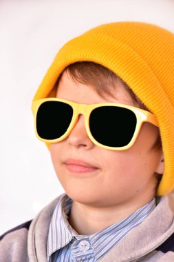 Beyaz arka planda bir çocuğun portresi