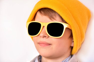 Beyaz arka planda bir çocuğun portresi