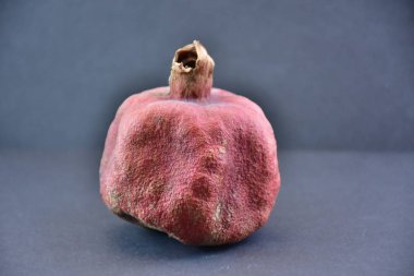  Siyah arkaplanda nar