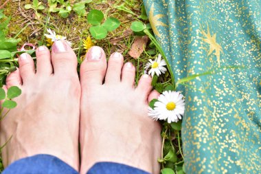 Bacaklarında güzel bir buket papatya,