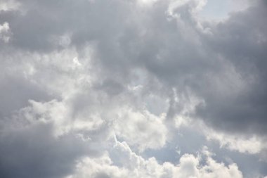 Mavi gökyüzü ve beyaz bulutlar