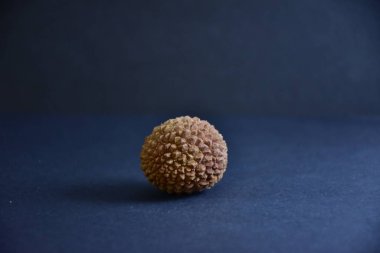 Siyah arka planda bir liçi,