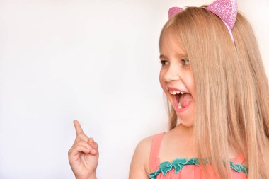 Retrato de una chica rubia sobre un fondo blanco