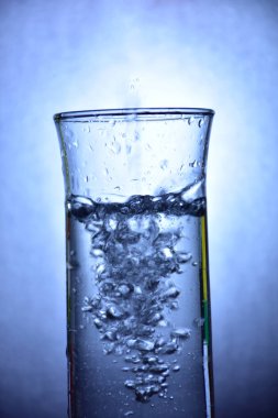 Bardaktaki su damlaları