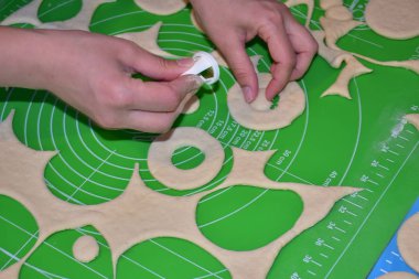 Çiğ hamur ve eller masaya.