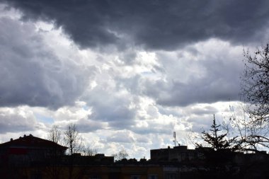 Mavi gökyüzü ve beyaz bulutlar