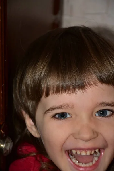 小さな男の子と笑顔の美しい肖像画 — ストック写真