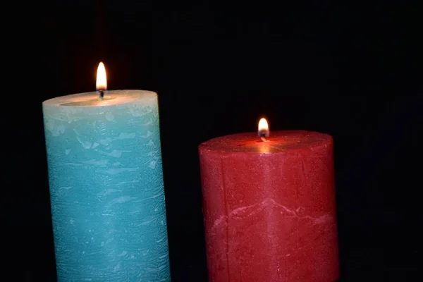 黑色背景上的蜡烛和打火机 — 图库照片