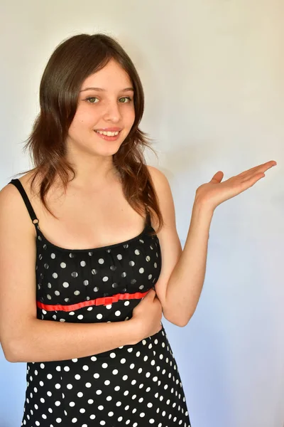 Retrato Uma Menina Contra Fundo Branco — Fotografia de Stock