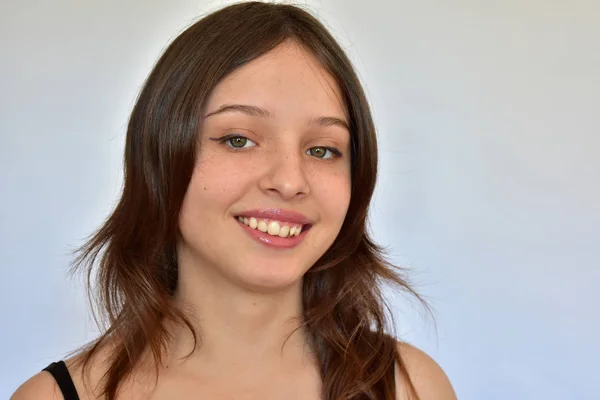 Beyaz arka plan karşı bir kız portresi