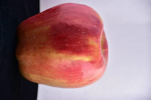 Pommes Rouges Délicieuses Sur Fond Noir — Photo