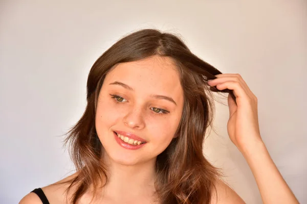 Retrato Uma Menina Contra Fundo Branco — Fotografia de Stock