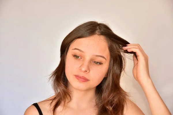 Portret Van Een Meisje Tegen Witte Achtergrond — Stockfoto