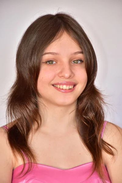 Uma Menina Vestido Rosa Mostra Gesto Fundo Branco — Fotografia de Stock