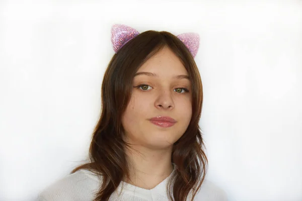 Retrato Uma Menina Contra Fundo Branco — Fotografia de Stock