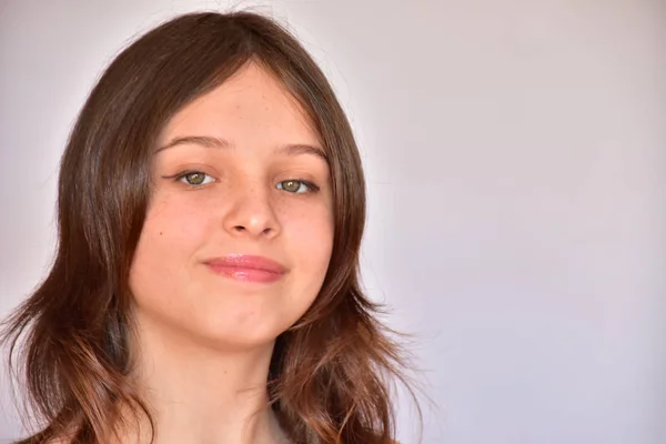 Retrato Uma Menina Contra Fundo Branco — Fotografia de Stock