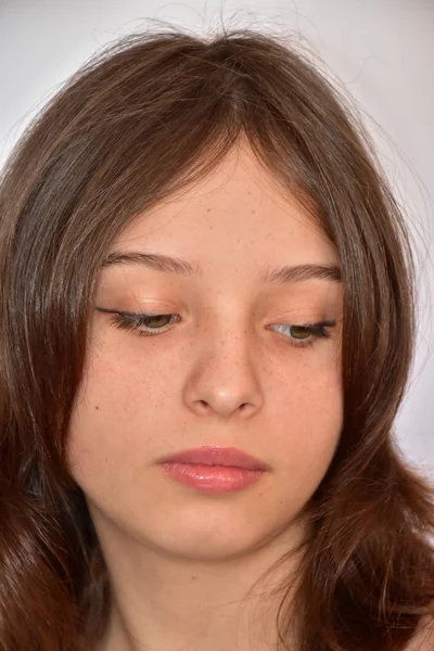 Retrato Uma Menina Contra Fundo Branco — Fotografia de Stock