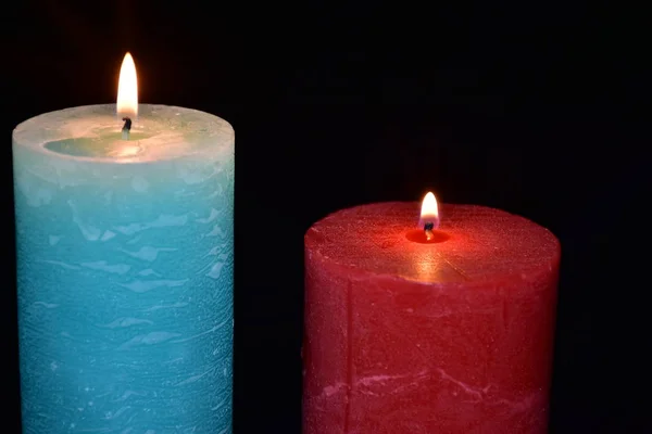 Kerze Und Feuerzeug Auf Schwarzem Hintergrund — Stockfoto