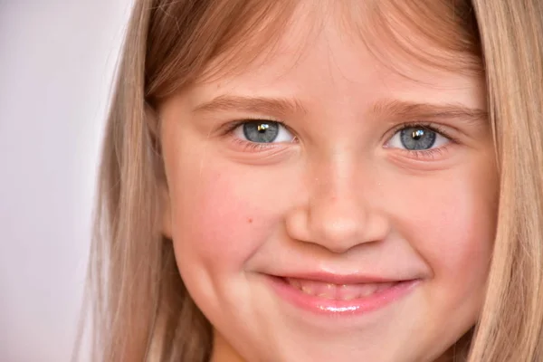 Retrato Uma Menina Loira Fundo Branco — Fotografia de Stock