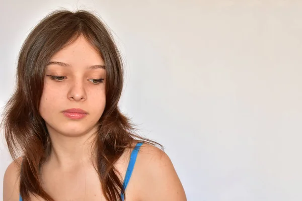 Retrato Uma Menina Contra Fundo Branco — Fotografia de Stock