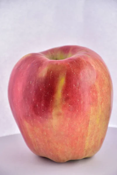 Manzana Roja Deliciosa Sobre Fondo Negro — Foto de Stock